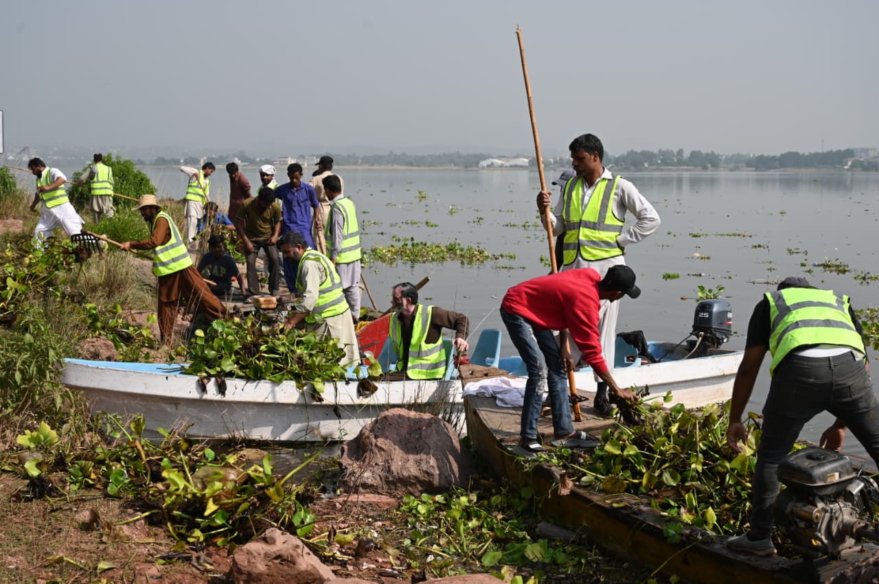 CDA Organizes Cleanliness Campaign at Rawal Dam with Active Student and Volunteer Participation
